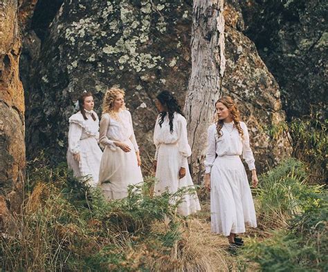 Picnic at Hanging Rock: บทกวีลึกลับของการหายตัวไปอย่างลึกลับในหินมรณะ!